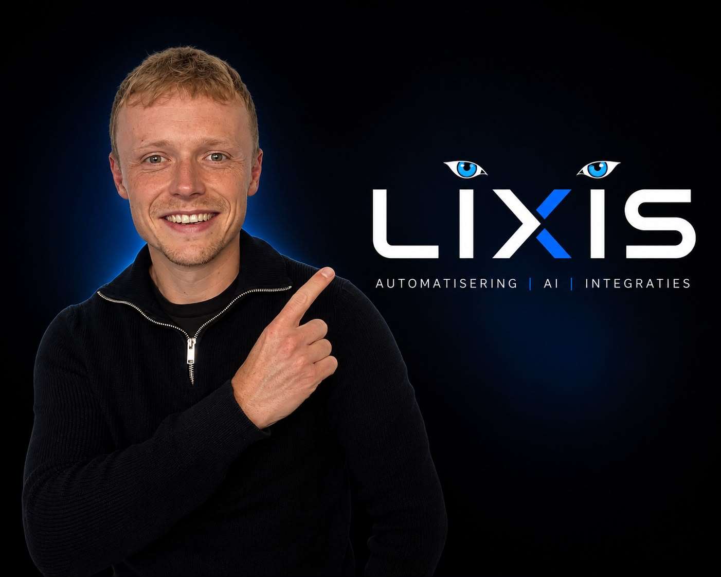 Danny Brand, oprichter van Lixis, bij het Lixis-logo
